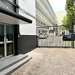 Heylon Sea Point Luxury Spacious One Bedroom Apartment Queen Size Bed & Inverter