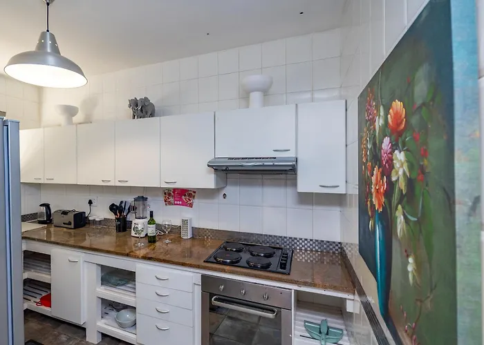 Heylon Sea Point Luxury Spacious One Bedroom Apartment Queen Size Bed & Inverter