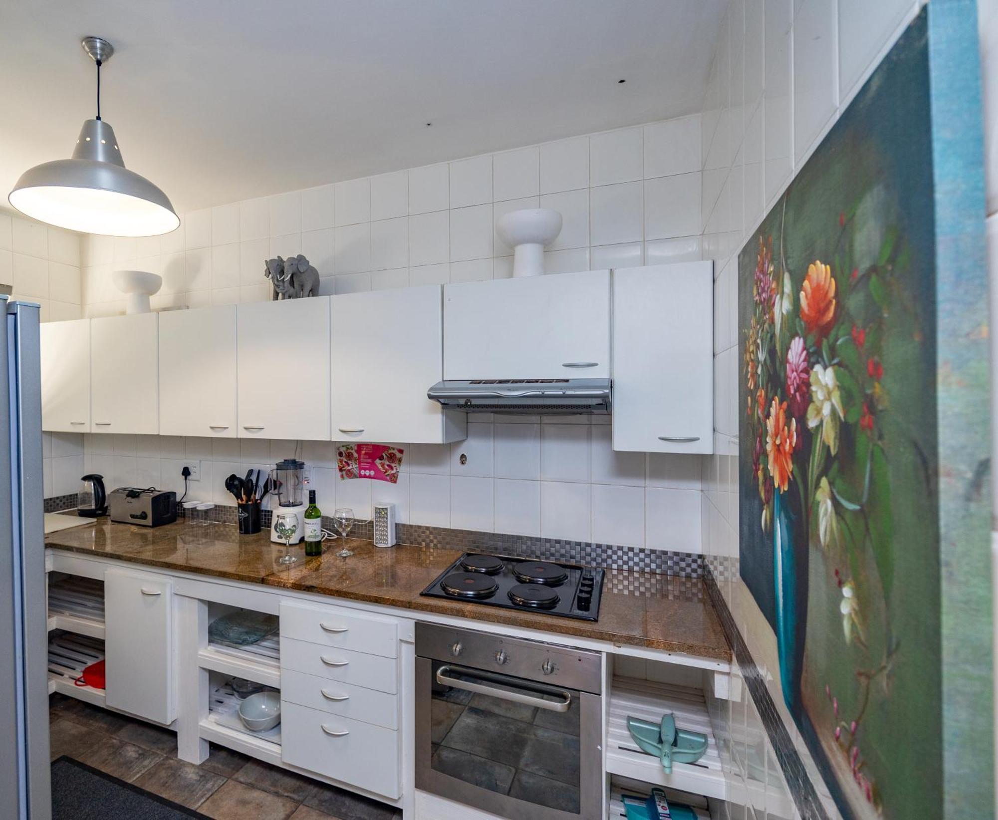 Heylon Sea Point Luxury Spacious One Bedroom Queen Size Bed & Inverter * Cape Town