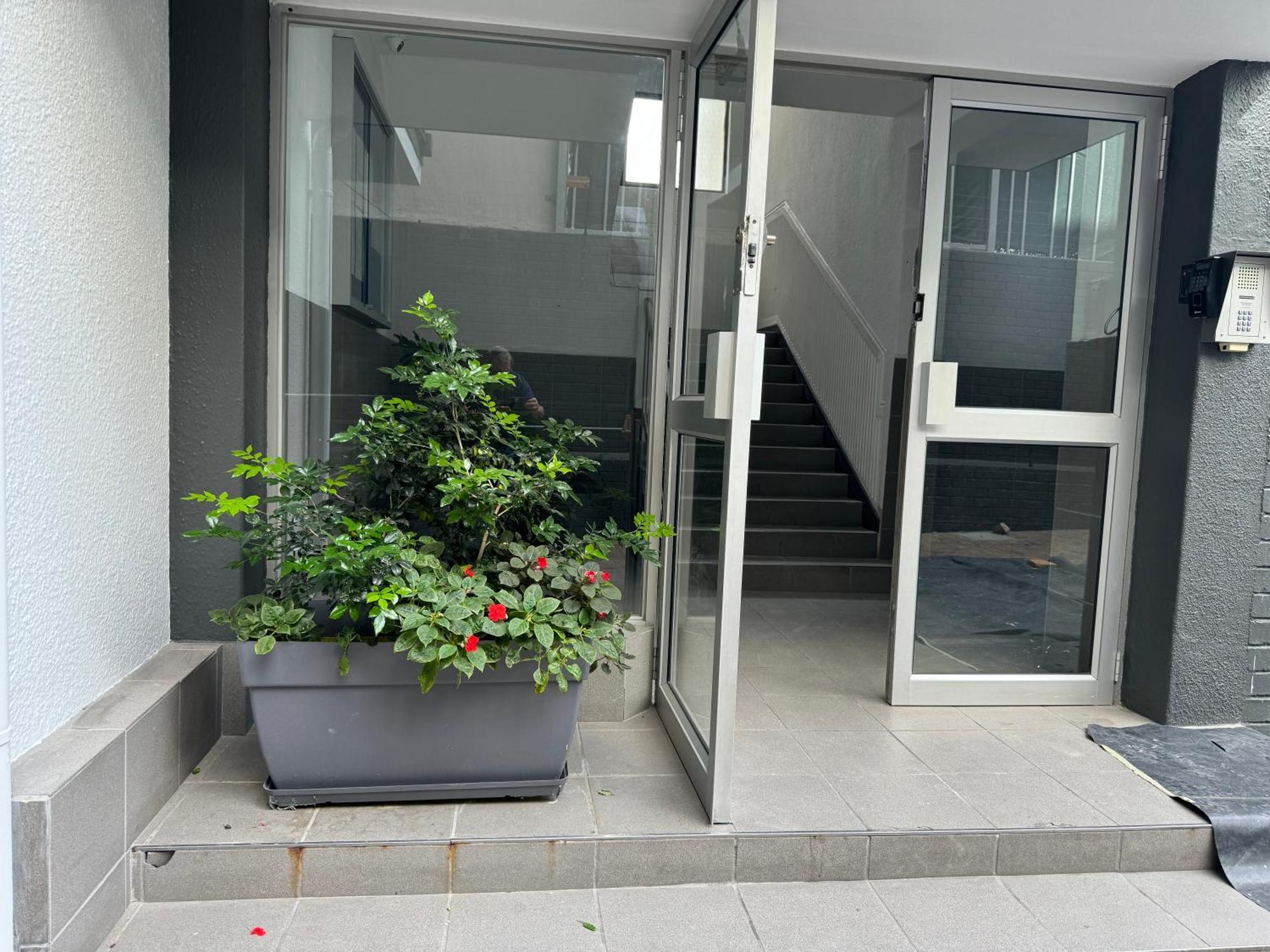 Heylon Sea Point Luxury Spacious One Bedroom Queen Size Bed & Inverter Cape Town
