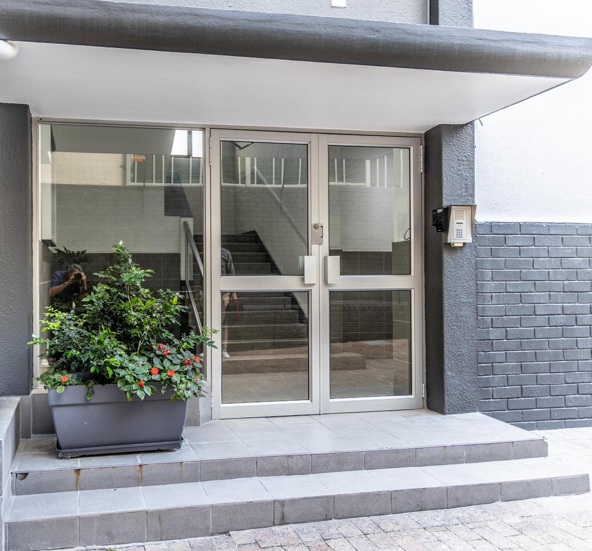 Heylon Sea Point Luxury Spacious One Bedroom Queen Size Bed & Inverter Apartment