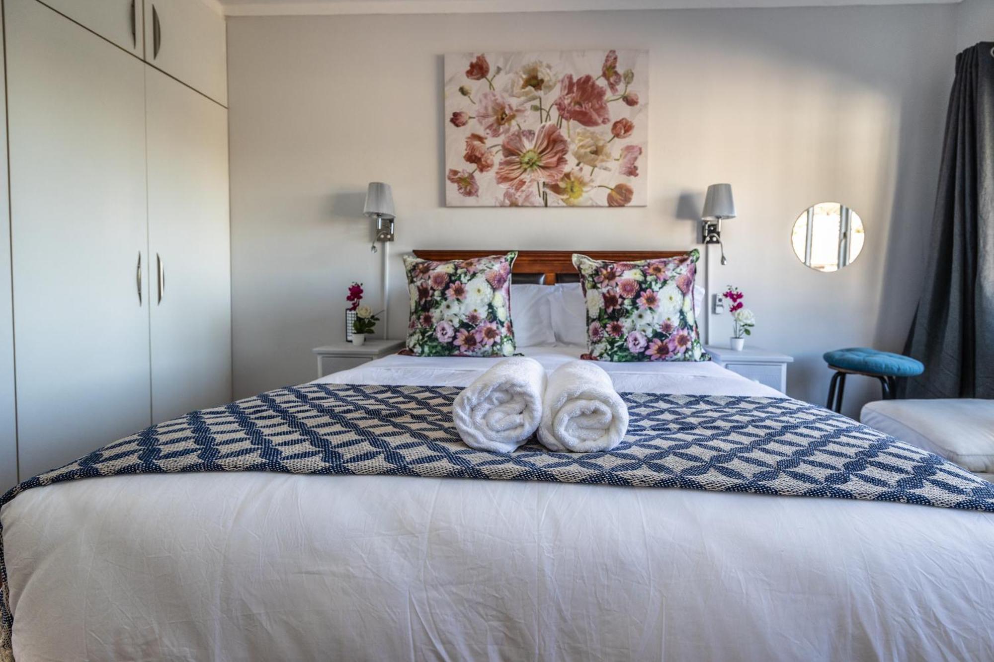 Heylon Sea Point Luxury Spacious One Bedroom Queen Size Bed & Inverter *