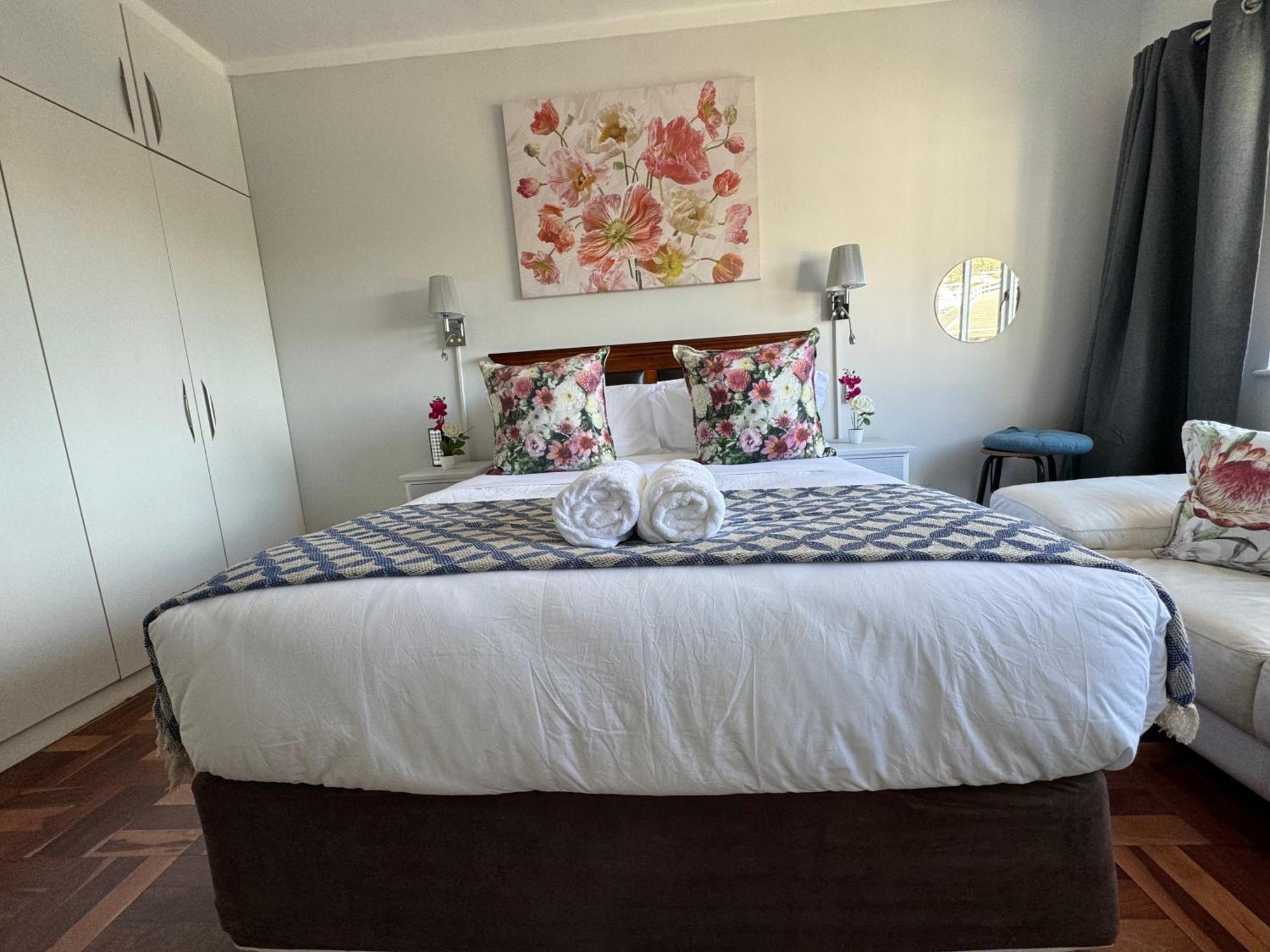 Apartment Heylon Sea Point Luxury Spacious One Bedroom Queen Size Bed & Inverter *