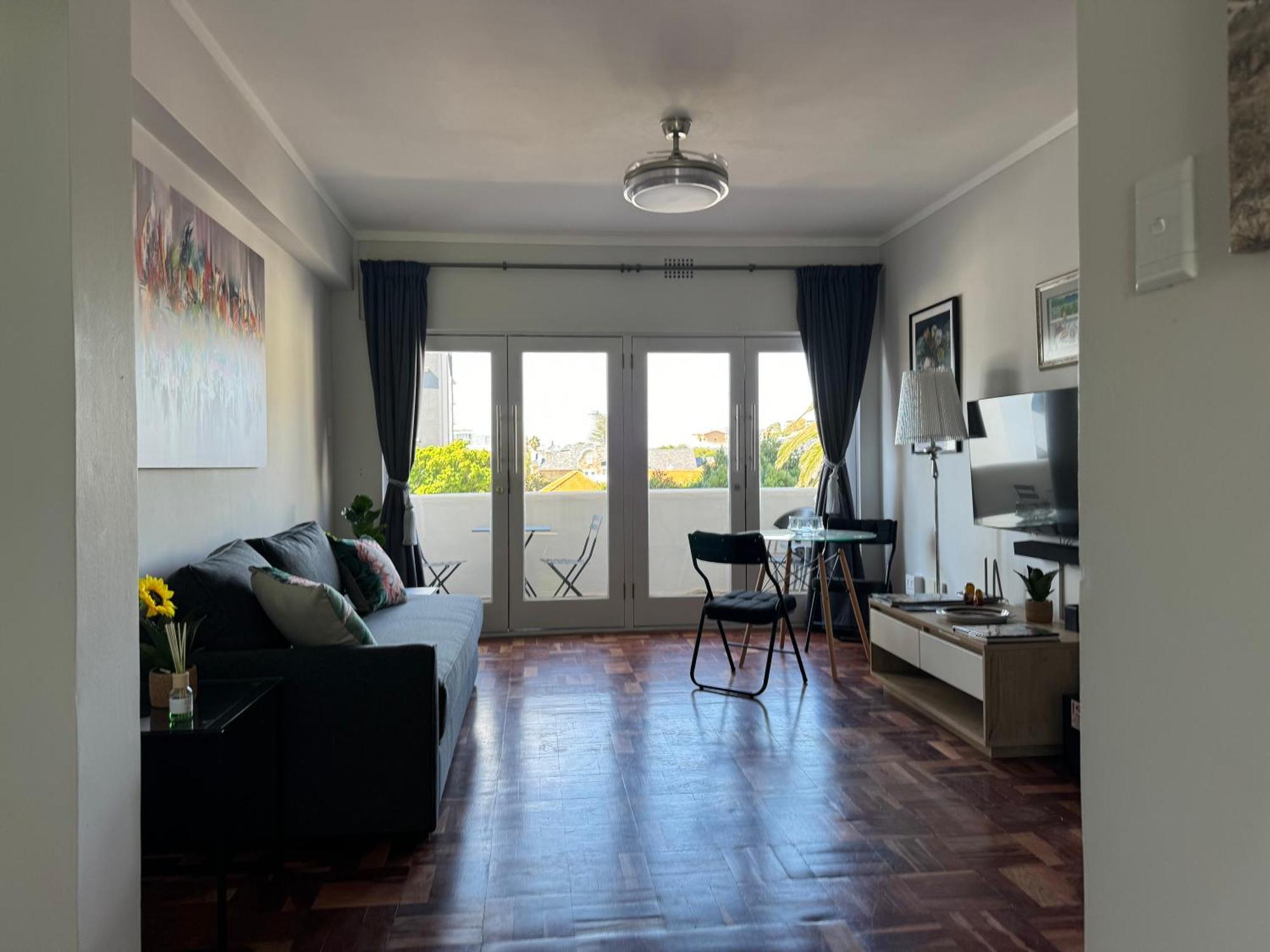 Heylon Sea Point Luxury Spacious One Bedroom Queen Size Bed & Inverter Apartment *