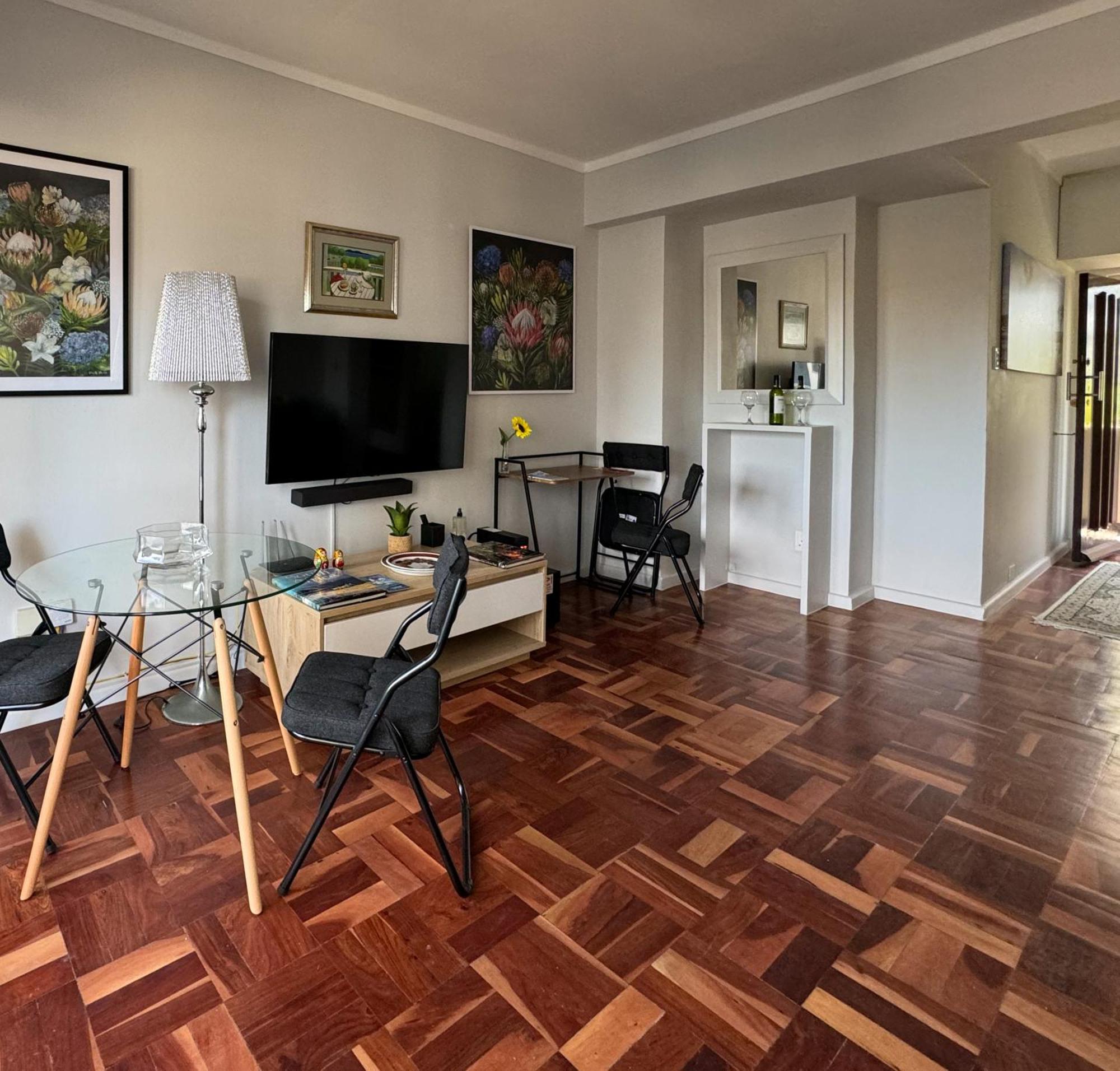 Apartment Heylon Sea Point Luxury Spacious One Bedroom Queen Size Bed & Inverter Cape Town