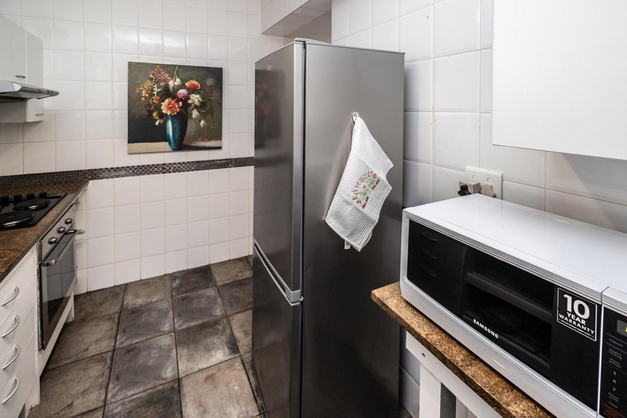 Heylon Sea Point Luxury Spacious One Bedroom Queen Size Bed & Inverter Cape Town