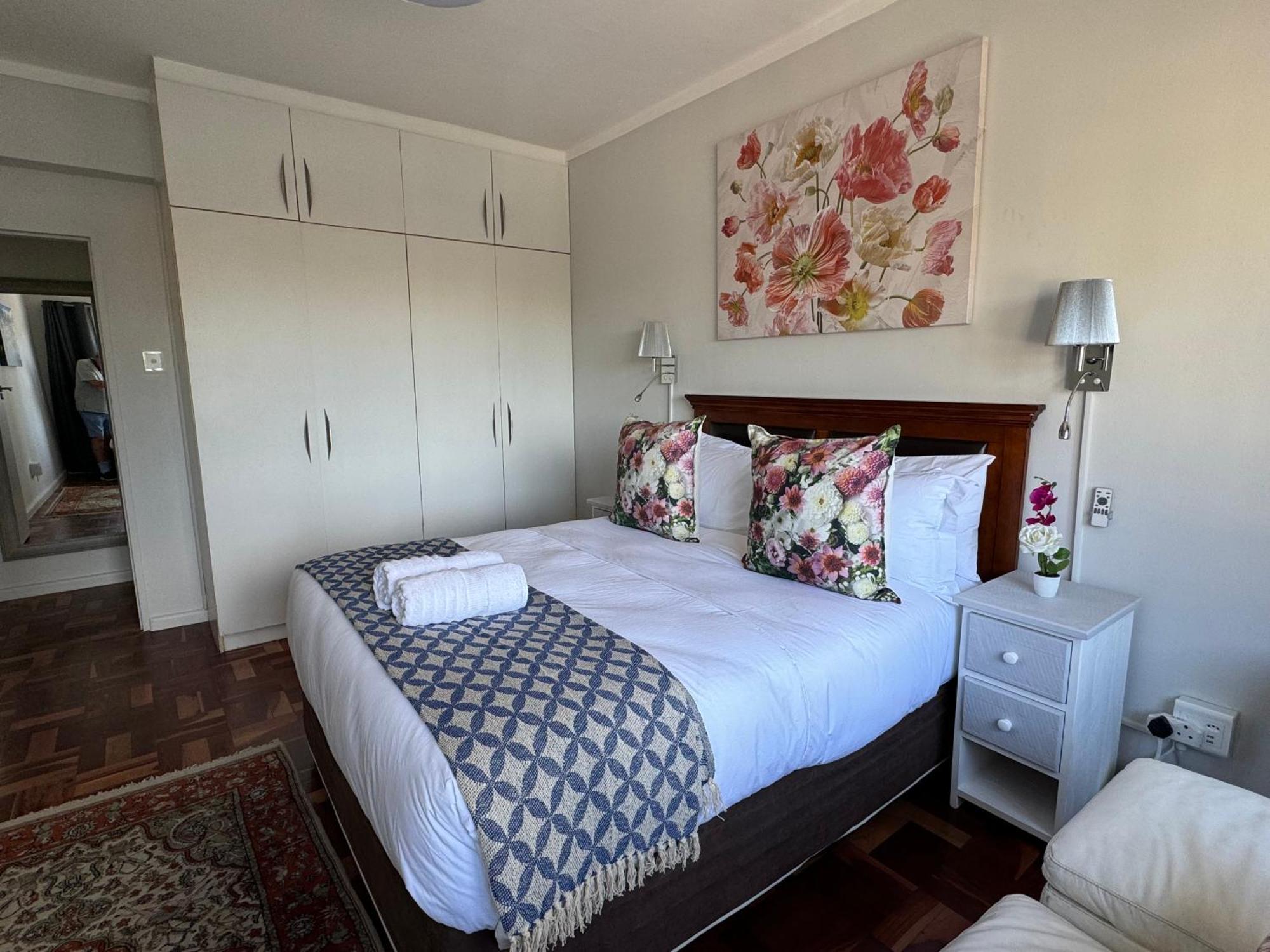 Heylon Sea Point Luxury Spacious One Bedroom Queen Size Bed & Inverter Apartment *