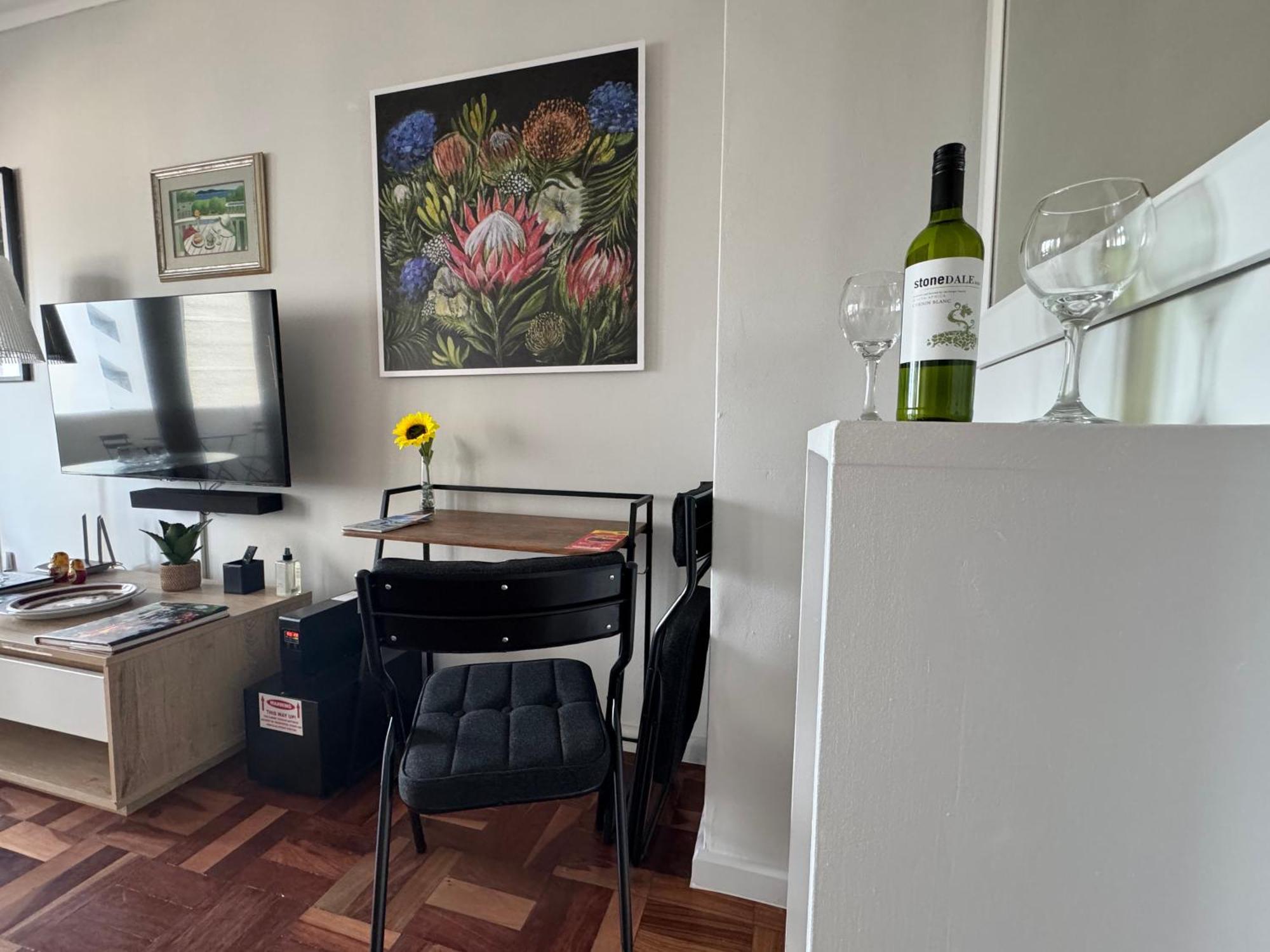 Apartment Heylon Sea Point Luxury Spacious One Bedroom Queen Size Bed & Inverter Cape Town