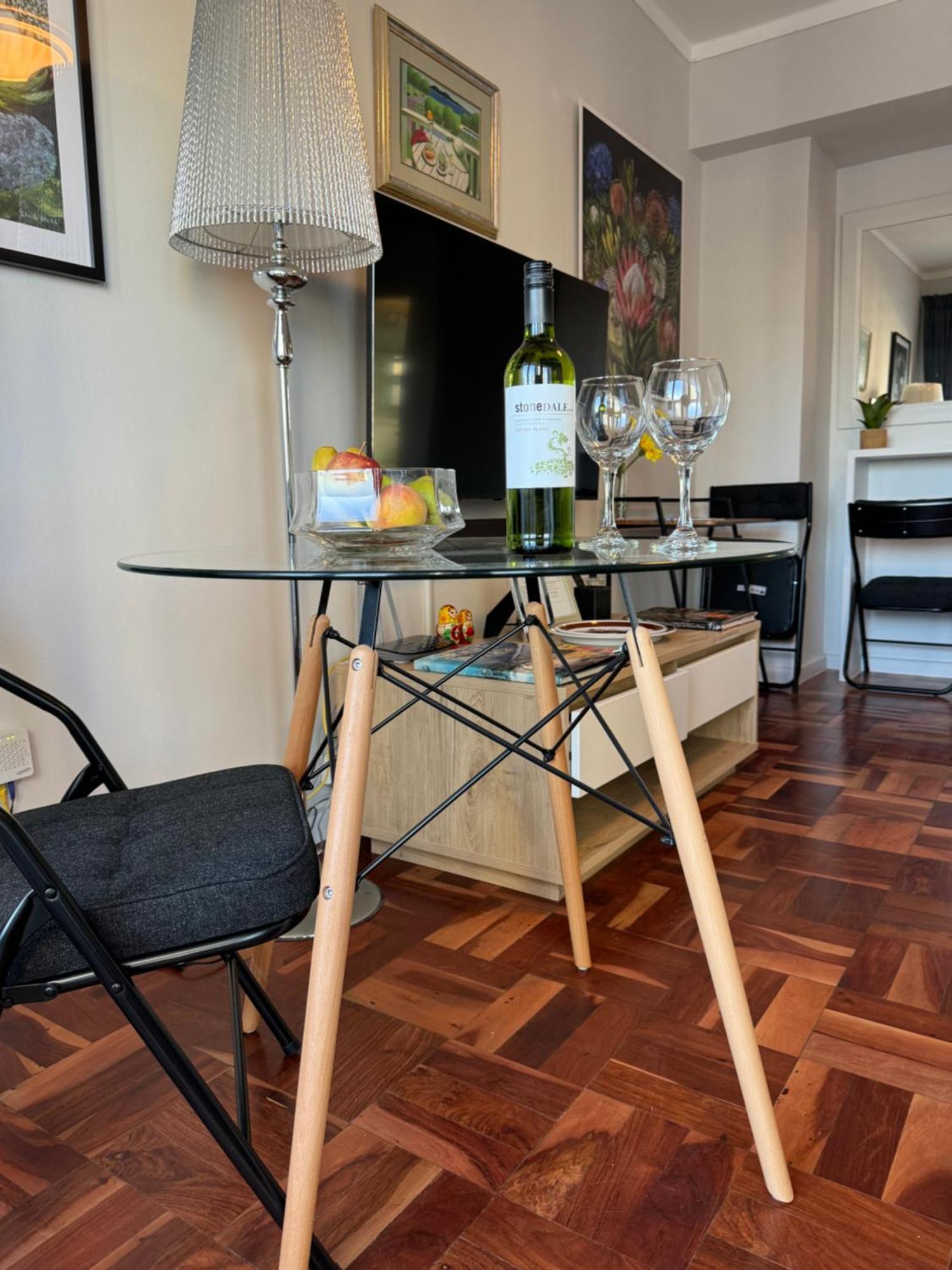 Heylon Sea Point Luxury Spacious One Bedroom Queen Size Bed & Inverter Cape Town