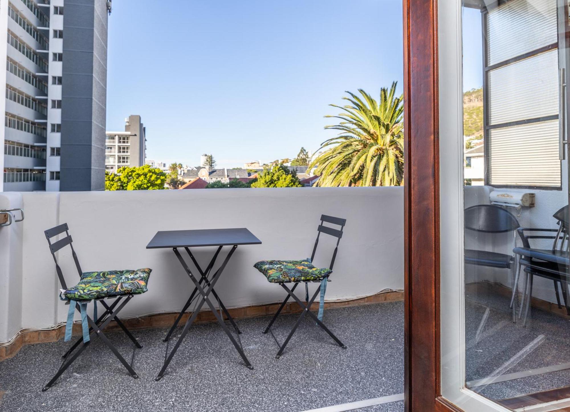 Heylon Sea Point Luxury Spacious One Bedroom Queen Size Bed & Inverter Cape Town