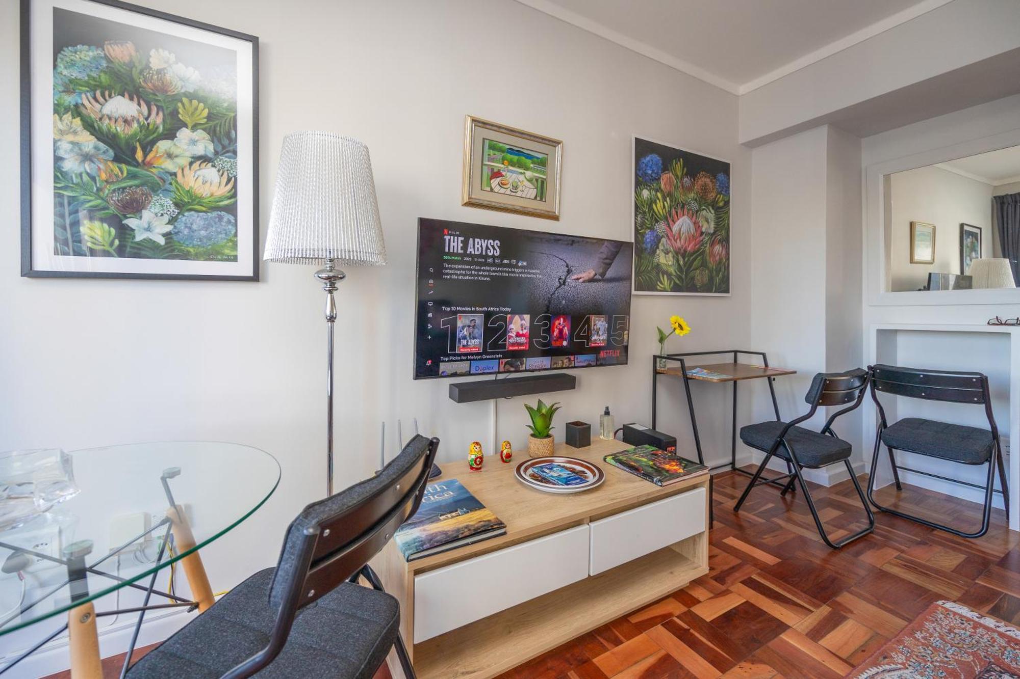 Heylon Sea Point Luxury Spacious One Bedroom Queen Size Bed & Inverter Apartment *