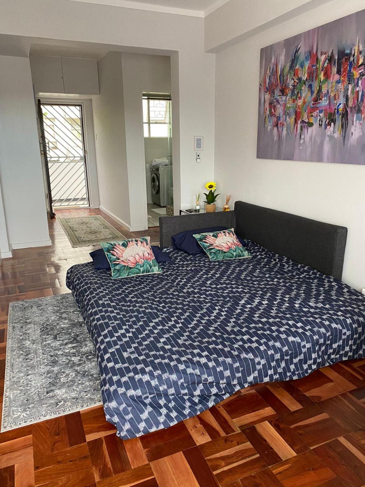 Heylon Sea Point Luxury Spacious One Bedroom Queen Size Bed & Inverter Apartment